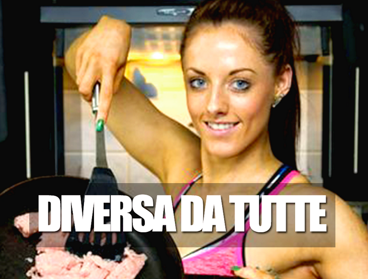 SEMBRA UNA RAGAZZA COME TANTE, IN REALTA' HA UNA DOPPIA VITA: ECCO COSA HANNO SCOPERTO I SUOI AMICI QUANDO ERA IN BIKINI - 08/10/2014