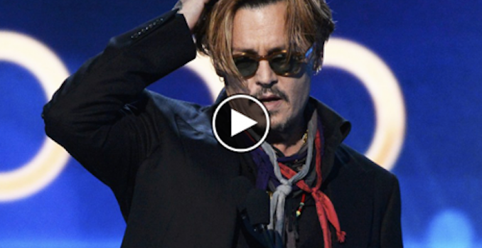 JPHNNY DEPP COMPLETAMENTE ''UBRIACO'' SUL PALCO DEGLI HOLLYWOOD AWARDS - VIDEO - 17/11/2014