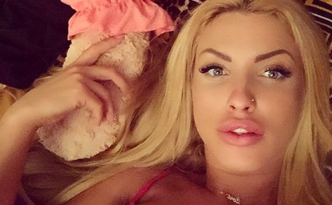 MODELLA 18ENNE POSA NUDA SU UN GIORNALE, IL PADRE VEDE LE FOTO E SI TOGLIE LA VITA - 29/01/2015
