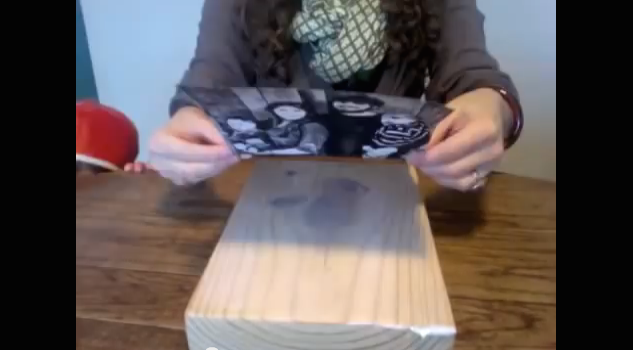 INCOLLA UNA FOTO SU UNA TAVOLA DI LEGNO: QUELLO CHE VIENE FUORI E' MAGNIFICO - GUARDA - 01/02/2015