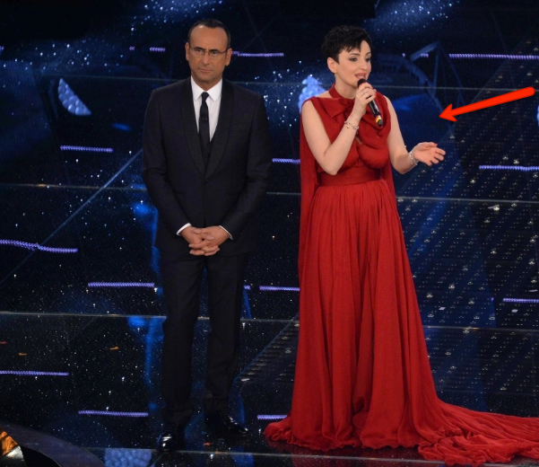 LO AVETE NOTATO ANCHE VOI? IL ''DETTAGLIO'' DEL VESTITO DI ARISA, SPARITO POI IMPROVVISAMENTE - 11/02/2015