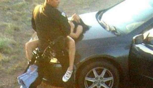 AMOREGGIANO SUL COFANO DI UN'AUTO. POI CALCI E PUGNI AL PROPRIETARIO - 15/04/2013