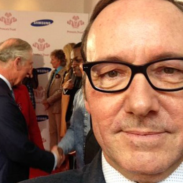''E' DIETRO DI TE'' SI CANDIDA AD ESSERE IL SELFIE DELL'ANNO - GUARDA - 15/03/2015