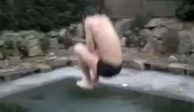 SI TUFFA NELLA PISCINA GHIACCIATA, LO SCHIANTO DEL TEDESCO É DA RIDERE -VIDEO - 18/10/2012