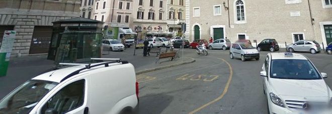 AUTO SBANDA E TRAVOLGE TAXI E SCOOTER, PAURA NEL CENTRO DI ROMA - 05/08/2013