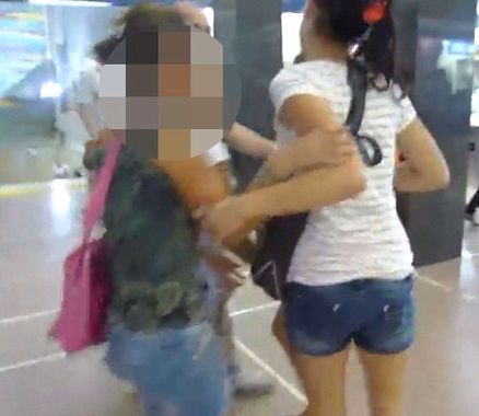 Metro, chiede a gruppo di giovani nomadi di non fumare: vigilessa presa a calci e pugni - 06/08/2013