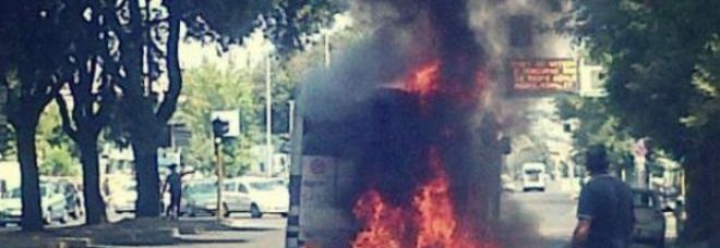 ROMA, AUTOBUS AVVOLTO DALLE FIAMME: TANTA PAURA - 12/09/2013