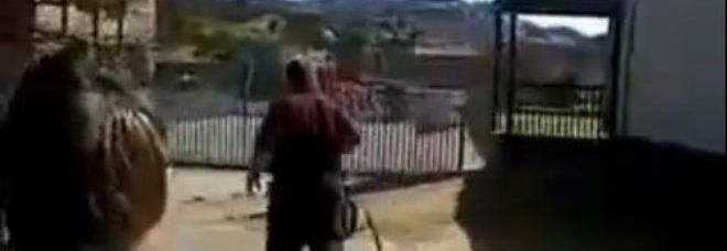 PROF PRESO A SEDIATE E COLPITO CON LA SCOPA DA UN ALUNNO: IL VIDEO FINISCE IN RETE -GUARDA - 20/09/2013