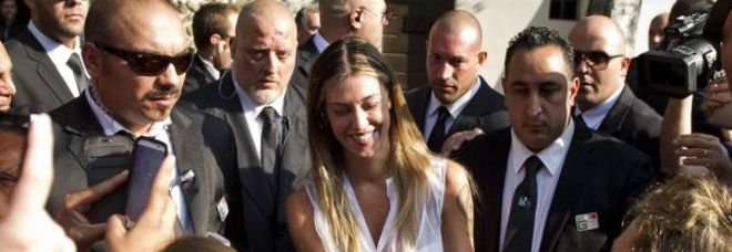 BELEN, NOZZE BLINDATE CON 70 BODYGUARD. FOLLA IN ATTESA, LEI ESCE E SALUTA - FOTO - 20/09/2013