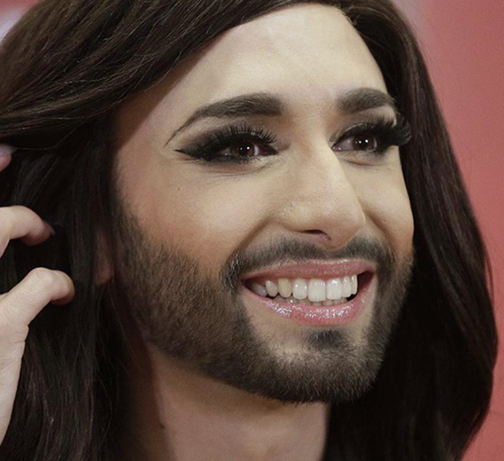 LA CONOSCIAMO COSI', MA AVETE MAI VISTO CONCHITA BIONDA E SENZA BARBA? ECCOLA IRRICONOSCIBILE - 18/04/2015