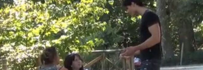 MODELLO CHIEDE ''VUOI FARE SESSO CON ME'' A 100 PERSONE. IL VIDEO VIRALE - GUARDA IL VIDEO - 21/09/2013