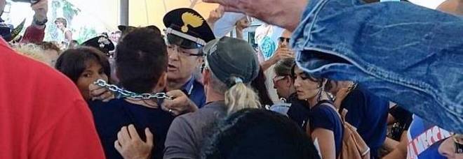 ROMA, RISSA A ZOOMARINE: ANIMALISTI INCATENATI AI CANCELLI - 22/09/2013