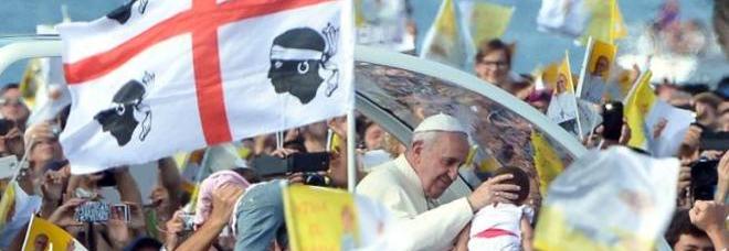 PAURA PER PAPA FRANCESCO. SVENTATA AGGRESSIONE: UN UOMO SI GETTA SULLA PAPAMOBILE PER BLOCCARLA - 22/09/2013