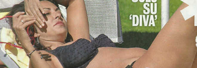 SABRINA FERILLI IN BIKINI, PANCINO SOSPETTO: ''INCINTA A 49 ANNI'' - FOTO ALL'INTERNO - 25/09/2013
