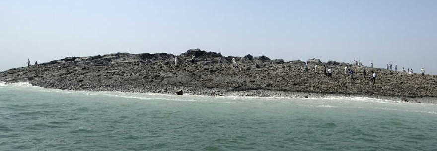 TERREMOTO IN PAKISTAN, ECCO L'ISOLA CHE NON C'ERA: ''ALTA 20 METRI, CON FANGO E SASSI'' - FOTO ALL'INTERNO - 25/09/2013