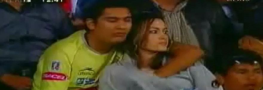 PALPA LA RAGAZZA IN DIRETTA TV ALLA PARTITA DI CALCIO. E LEI FA FINTA DI NIENTE - VIDEO - 01/10/2013