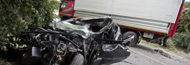 ROMA, SCHIANTO AUTO-TIR: MORTI MAMMA E FIGLIO DI 10 ANNI. GRAVE LA SORELLINA - 04/10/2013