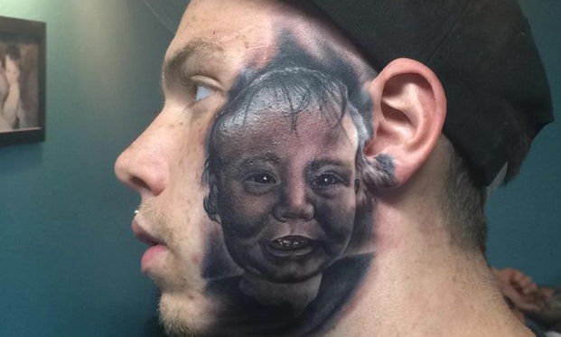L'UOMO SI TATUA SUL VISO L'IMMAGINE DEL FIGLIO, MA L'ALTRO LATO DEL VOLTO NASCONDE UNA SORPRESA - 26/04/2015