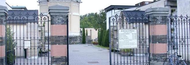 MAMMA DI DUE BIMBI RUBA PER FAME AL CIMITERO: ''SONO DISPERATA''. LA VITTIMA LA PERDONA - 10/10/2013