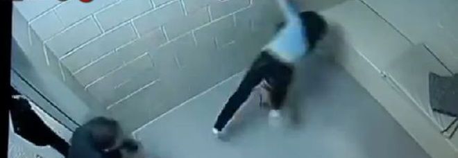 CASSANDRA, SFIGURATA DAL POLIZIOTTO PERCHÉ NON SI LASCIA FOTOGRAFARE: ROTTE LE OSSA DELLA FACCIA - VIDEO - 10/10/2013