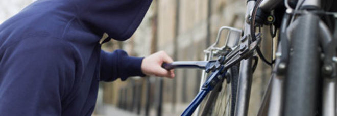 Ruba una bicicletta ma dimentica il cellulare. Torna a prenderlo e viene arrestato - 13/10/2013