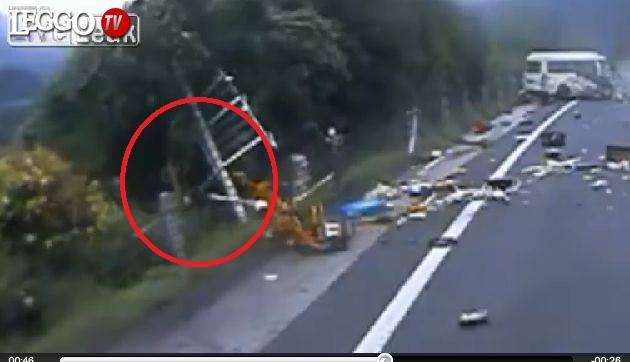 Dopo un terribile incidente viene sbalzato fuori dall'auto e sopravvive grazie agli alberi - Video - 13/10/2013