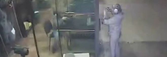 DODICENNE SPARA AL POLIGONO E UCCIDE PER SBAGLIO L'AMICO. ''CREDEVA CHE IL FUCILE FOSSE CARICATO A SALVE'' - 15/10/2013