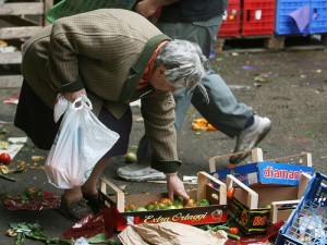PENSIONATO RUBA 4 EURO DI MELE E NOCI PER LA FAME. IL SUPERMERCATO CHIAMA LA POLIZIA - 08/11/2013