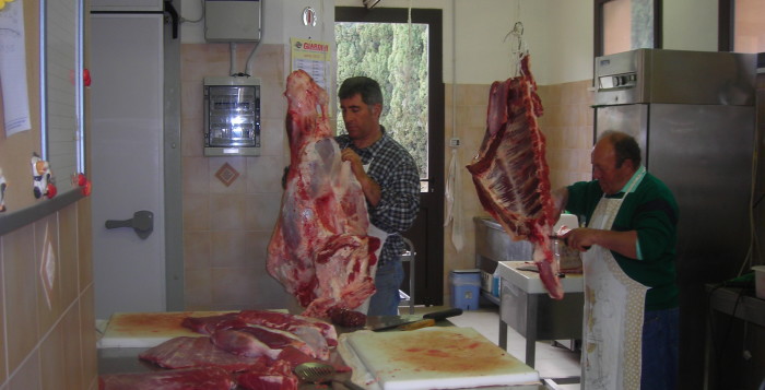 MACELLAIO VENDE LA CARNE DELLA MOGLIE IN MACELLERIA - 31/10/2013