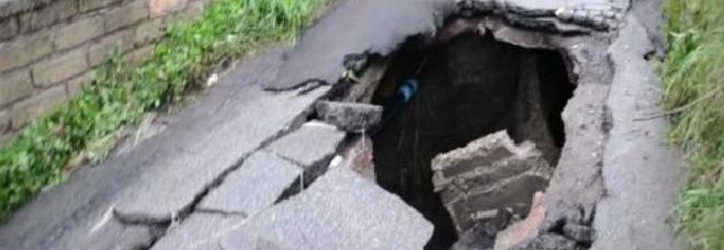 MALTEMPO, NUBIFRAGIO NELLA NOTTE A ROMA: DECINE DI ALBERI CADUTI, SI E' APERTA UNA VORAGINE - 05/11/2013