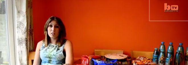 TERRORIZZATA DALLA VERDURA: MANGIA SOLO CIBO SPAZZATURA E PESA 58 CHILI - 10/11/2013