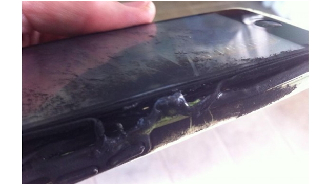 IPHONE ESPLODE NELLA TASCA DI UNA STUDENTESSA. LA RAGAZZA HA RIPORTATO USTIONI DI SECONDO GRADO - 05/02/2014