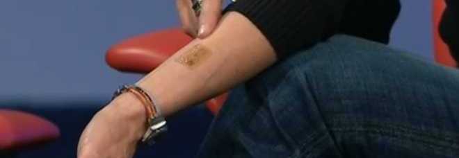UN TATOO PER PARLARE AL TELEFONO: ''FISSATO AL COLLO CATTURA LE VIBRAZIONI DELLA LARINGE'' - 11/11/2013