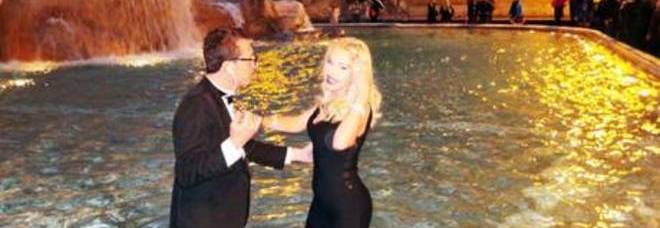 VALERIA MARINI, BAGNO ALLA FONTANA DI TREVI - ARRIVA LA POLIZIA - FOTO - 10/11/2013