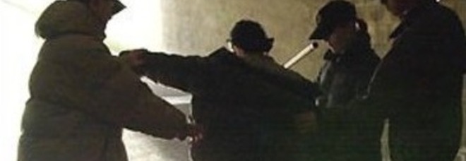 RIMPROVERA I BULLI SULL'AUTOBUS: RAGAZZINA DI 14 ANNI PRESA A CALCI E PUGNI - 12/11/2013