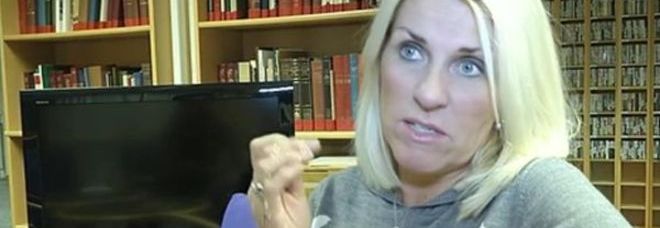 GIORNALISTA CON LA CROCE AL COLLO E VIENE LICENZIATA DAL TG: ''NON È NEUTRALE'' - 13/11/2013