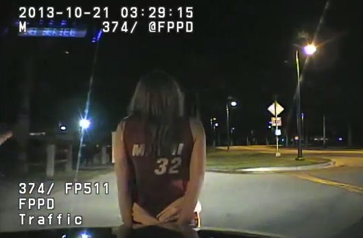 UBRIACA ALLA GUIDA, LA POLIZIA LA FERMA: LEI SCENDE DALL'AUTO IN PERIZOMA - VIDEO - 13/11/2013