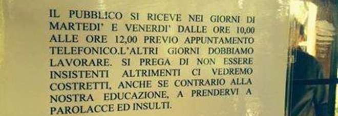 ROMA, IL CARTELLO CHOC DELL'UFFICIO PUBBLICO: ''NON SIATE INSISTENTI, VI PRENDIAMO A PAROLACCE'' - 19/11/2013
