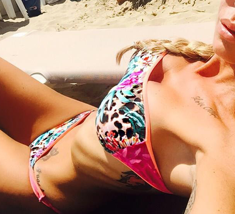 POSTA QUESTA FOTO SUI SOCIAL NETWORK E VIENE SOMMERSA DALLE CRITICHE - L'AVETE RICONOSCIUTA? - 12/07/2015