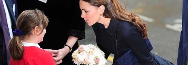 KATE MIDDLETON COME MARILYN MONROE: UNA FOLATA DI VENTO LE ALZA LA GONNA - FOTO ALL'INTERNO - 20/11/2013
