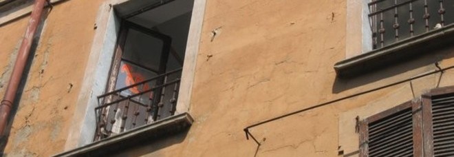 Torna a casa e la trova occupata da 4 persone: viene malmenato, preso a calci e cacciato - 21/11/2013
