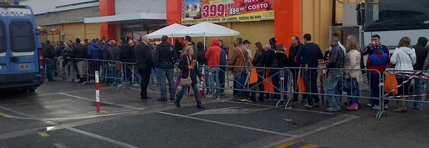 NOTTE IN FILA PER GLI SCONTI SU TELEFONI E PC: POLIZIA IN ASSETTO ANTISOMMOSSA PER EVITARE SCONTRI - 21/11/2013