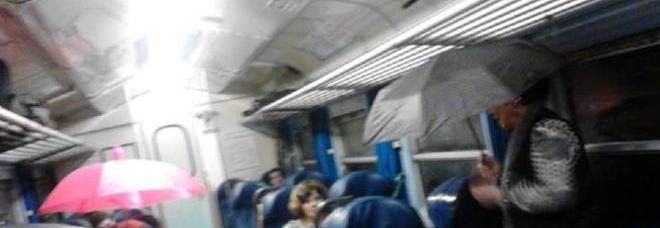 PENDOLARI CON OMBRELLI APERTI IN TRENO PER LA PIOGGIA. SU FB: ''SIAMO ABITUATI'' - 23/11/2013