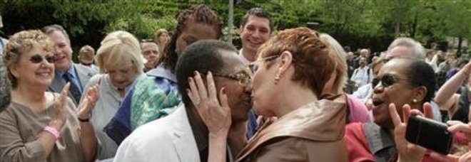 LA COMPAGNA STA PER MORIRE DI CANCRO, TRIBUNALE AUTORIZZA LE NOZZE GAY - 28/11/2013