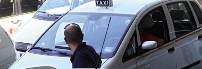 STANCO DI ASPETTARE L'AUTOBUS RUBA UN TAXI - 28/11/2013