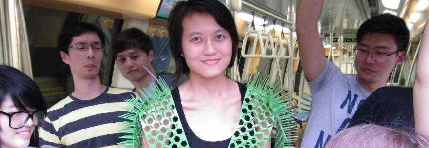 METRO AFFOLLATA? DALLA CINA LA SOLUZIONE: LA MAGLIA CON SPUNTONI IN PLASTICA - FOTO - 29/11/2013