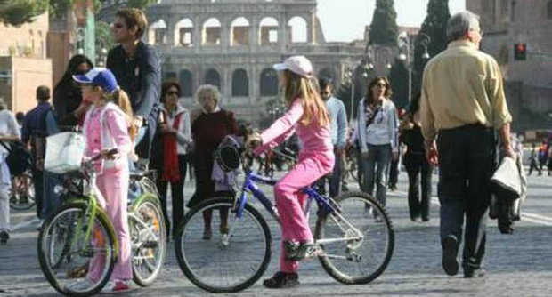 SMOG, TORNANO LE DOMENICHE A PIEDI: A ROMA STOP AL TRAFFICO IL 1 DICEMBRE - 29/11/2013