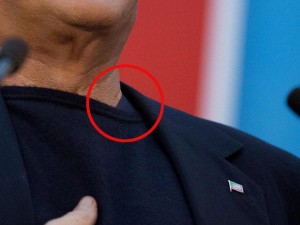 BERLUSCONI AL COMIZIO INDOSSAVA UN GIUBOTTO ANTIPROIETTILE - ECCO I PARTICOLARI - 28/11/2013