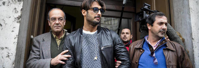 FABRIZIO CORONA, LETTERA DAL CARCERE: ''NON HO TENTATO IL SUICIDIO, ATTENTI A MIO FIGLIO'' - 29/11/2013