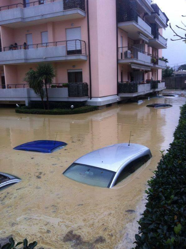 IL MALTEMPO FLAGELLA IL CENTRO-SUD. QUESTA E' LA SITUAZIONE A PESCARA: MIGLIAIA DI EVACUATI - 02/12/2013